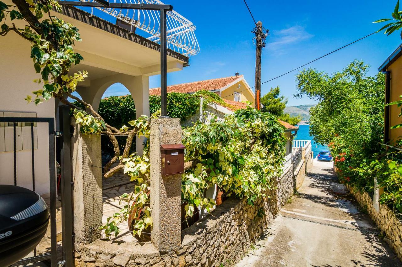 Apartment "On The Beach" Trogir Exterior photo