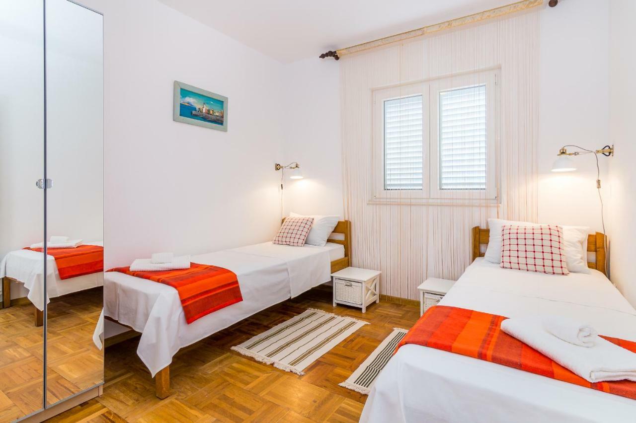 Apartment "On The Beach" Trogir Exterior photo