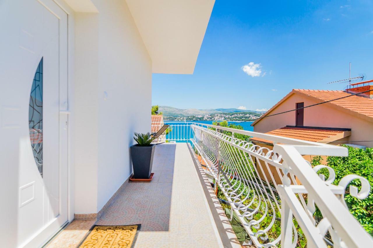 Apartment "On The Beach" Trogir Exterior photo