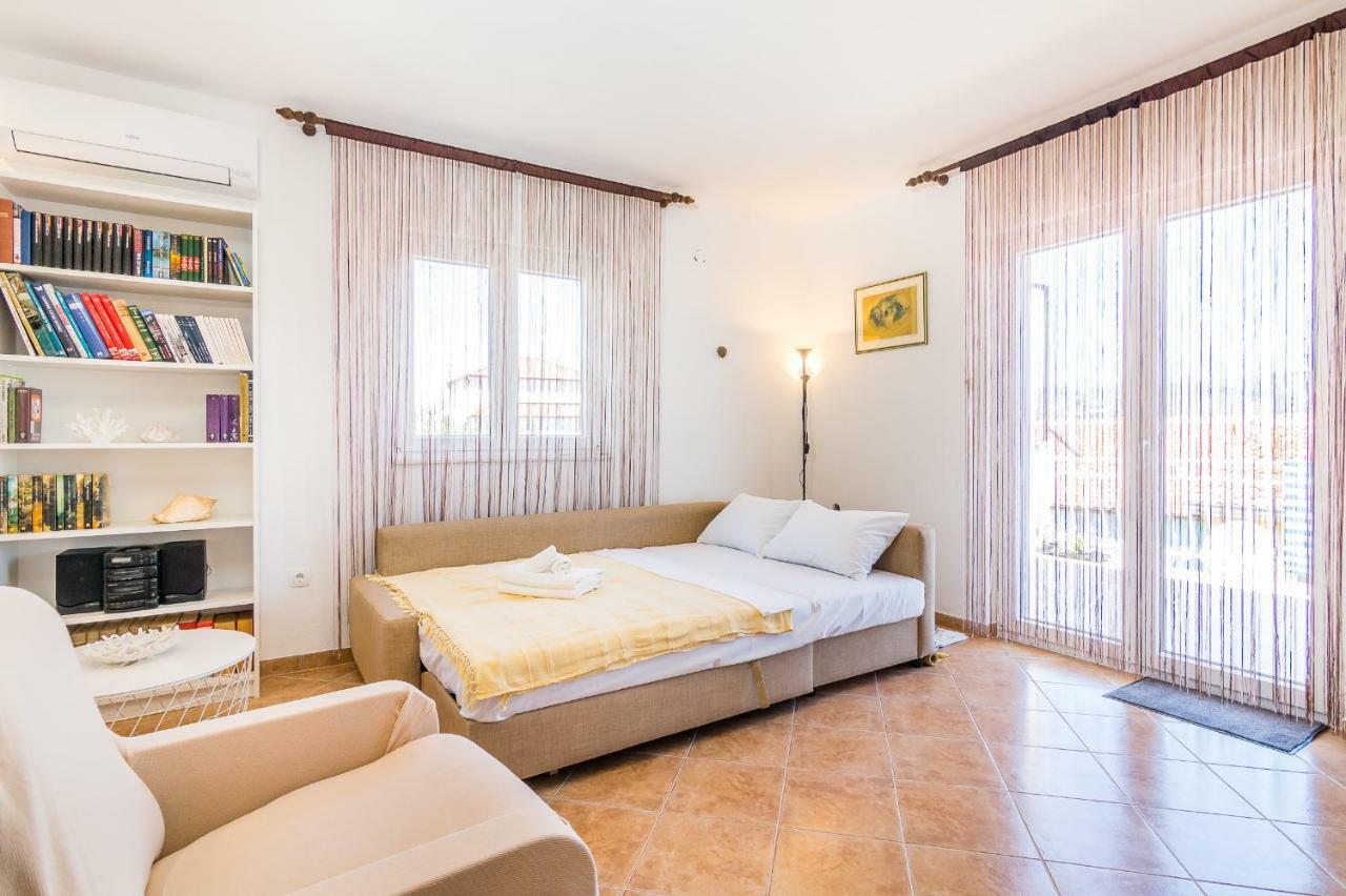 Apartment "On The Beach" Trogir Exterior photo