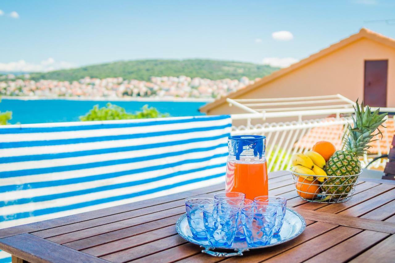Apartment "On The Beach" Trogir Exterior photo