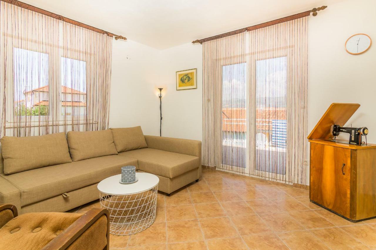 Apartment "On The Beach" Trogir Exterior photo